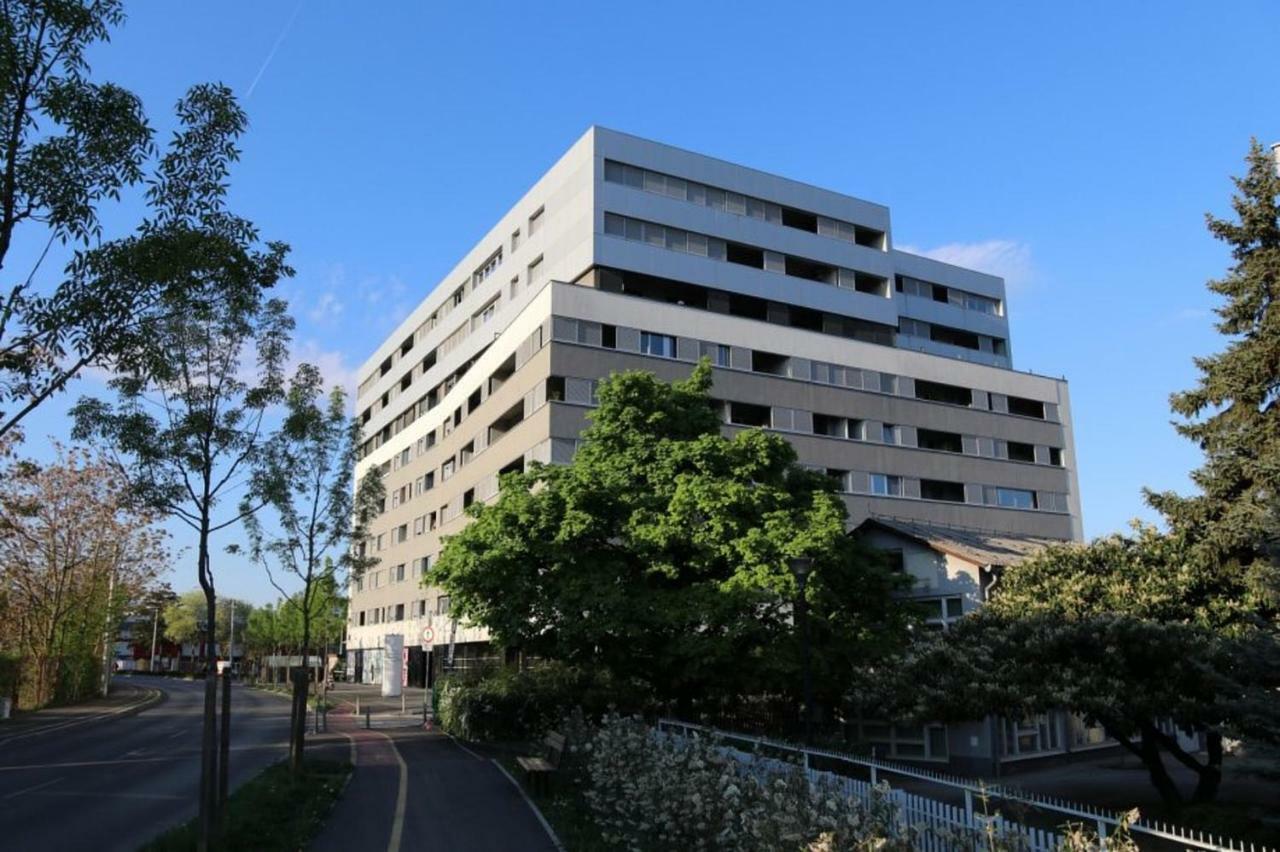 2 Bedroom Apt. In The Business Zone- Free Parking Zagreb Exterior photo